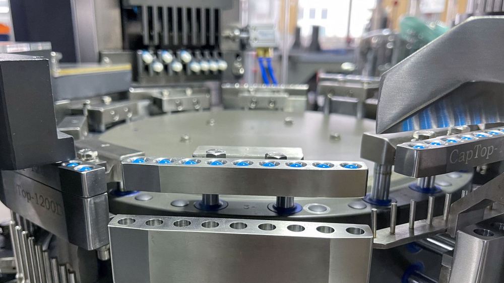 Rotary capsule filling machine close-up