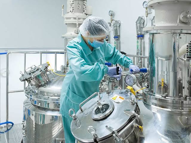 Operator mixing and blending in a stainless steel reactor vessel
